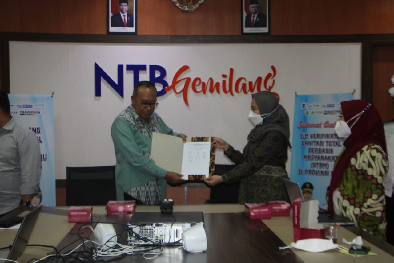 penyerahan-berita-acara-hasil-verifikasi-oleh-tim-verifikator-sanitasi-total-berbasis-masyarakat-stbm-pusat